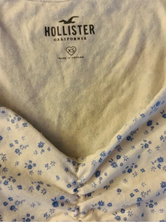 Hollister White Crop Top with Light Blue Floral Print - Picture 2 of 2